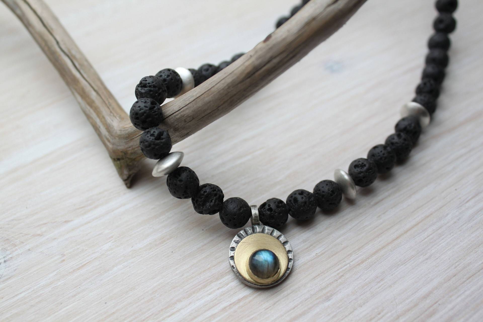 Kurze Kette Aus Lavaperlen Mit Labradoritanhänger Kurze Kette Aus Lavaperlen Mit Labradoritanhänger von Weserschmuck
