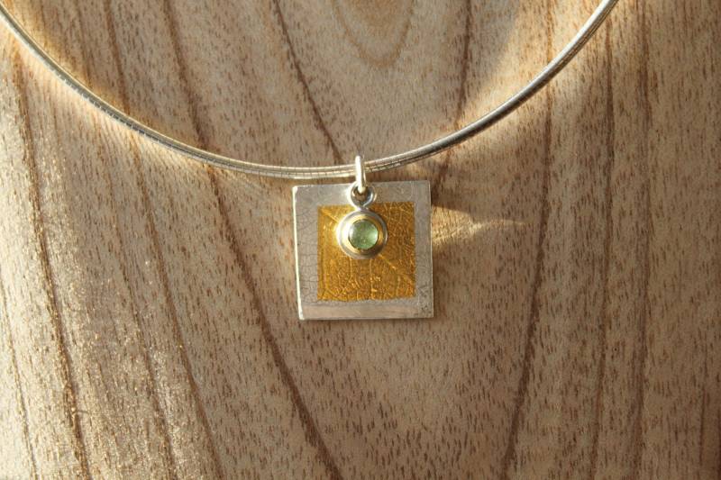 Kurze Silberkette Mit Anhängern Aus Silber Und Feingold Grünem Turmalin | Fair Trade von Weserschmuck