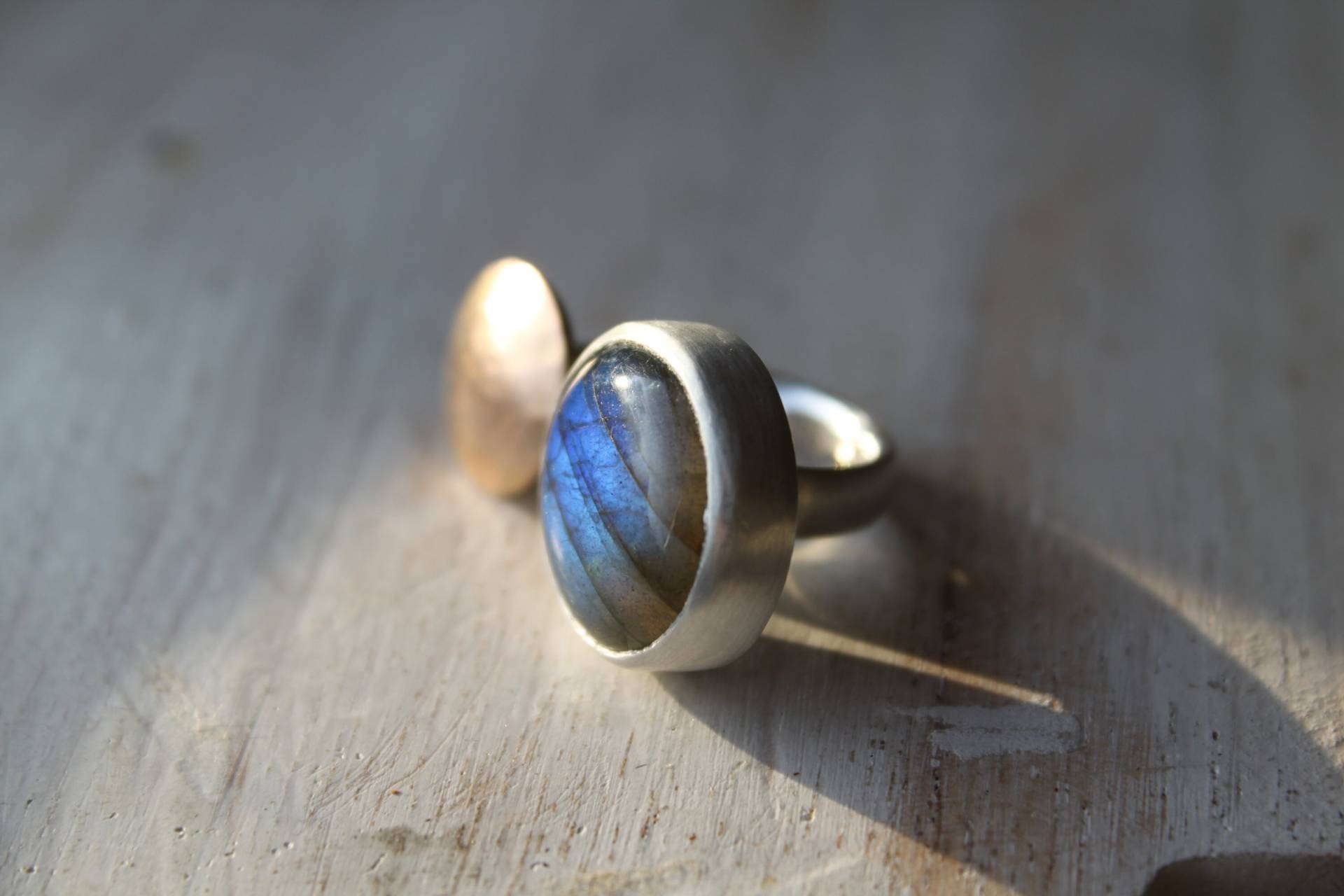 Moderner Offener Ring Mit Großem Labradorit Aus Silber Und Rotgold Moderner Offener Ring Mit Großem Labradorit Aus Silber Und Rotgold von Weserschmuck