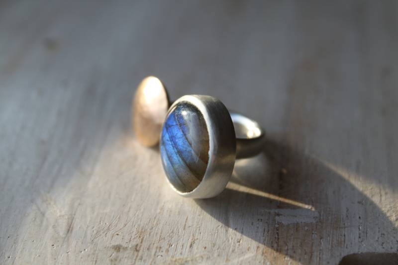 Moderner Offener Ring Mit Großem Labradorit Aus Silber Und Rotgold von Weserschmuck