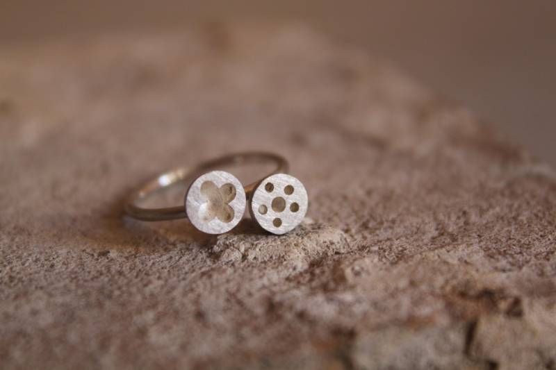 Moderner Silberring Mit Schmaler Ringschiene von Weserschmuck