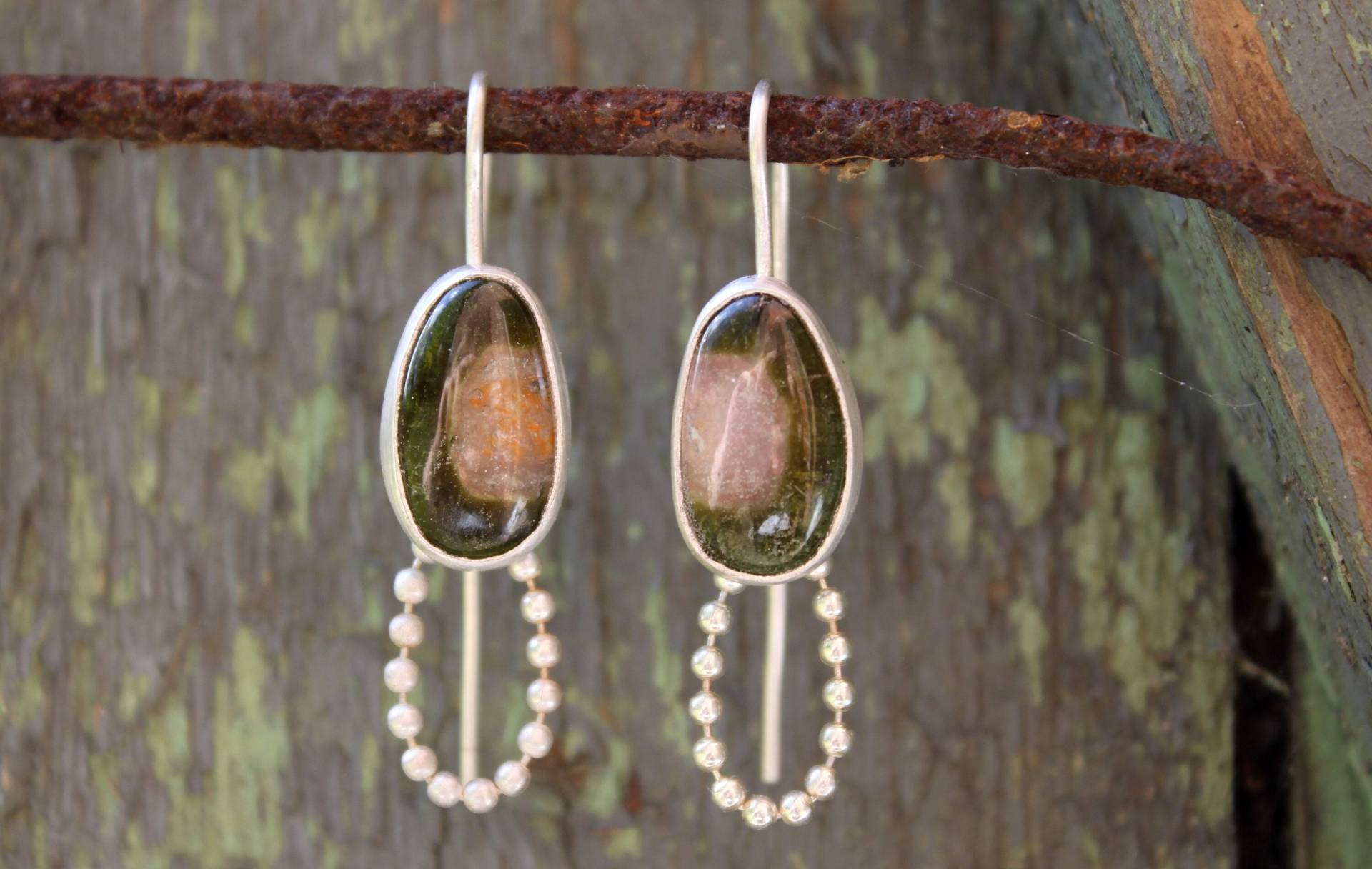 Ohrhänger Aus 925Er Silber Mit Zweifarbigen Turmalinen Und Kugelkettchen Ohrhänger Aus 925Er Silber Mit Zweifarbigen Turmalinen Und Kugelkettchen von Weserschmuck