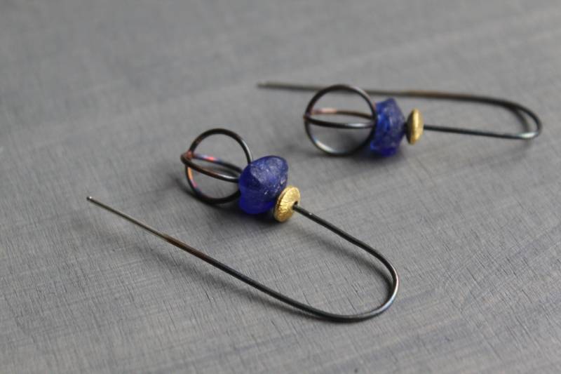 Ohrhänger Aus Patiniertem Silber Mit Blauem Glasstück Und Vergoldeter Linse von Weserschmuck