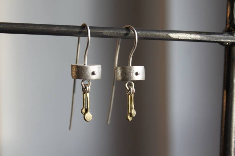 Ohrhänger Aus Silber Mattglänzend Mit Goldanhängern von Weserschmuck