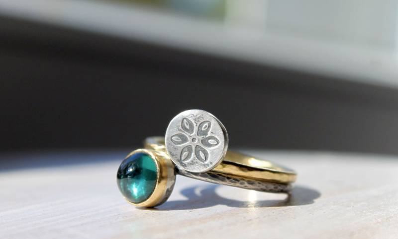 Ringset Aus Silber Und Gold Mit Blaugrünem Turmalincabochon von Weserschmuck