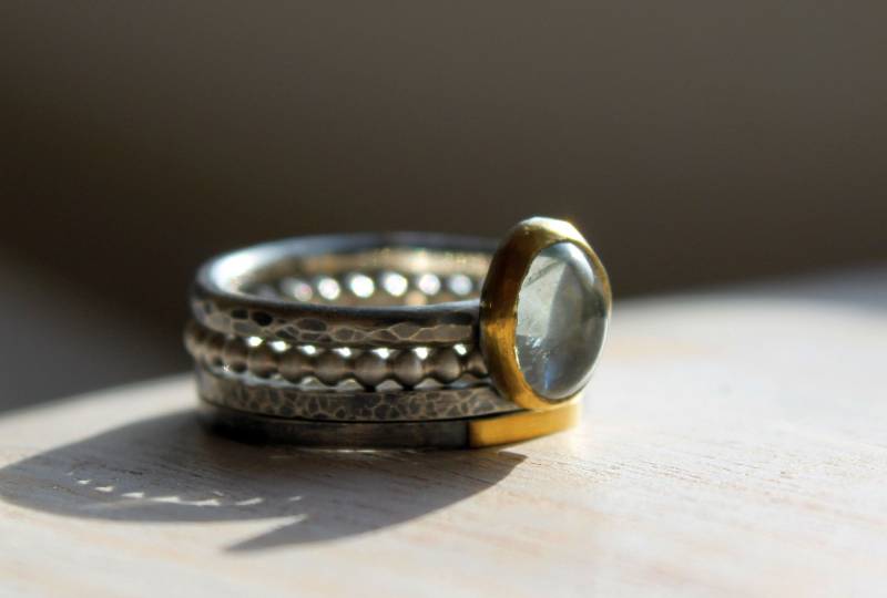Ringset Aus Vier Schmalen Silberringen Mit Aquamarin in Feingoldfassung von Weserschmuck