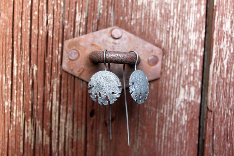 Silberohrhänger Mit Retikulierter Oberfläche von Weserschmuck