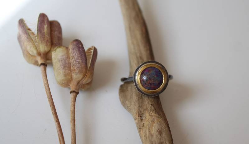 Silberring Gehämmert Und Geschwärzt Mit Lila Mohave-Türkis in Feingoldfassung von Weserschmuck