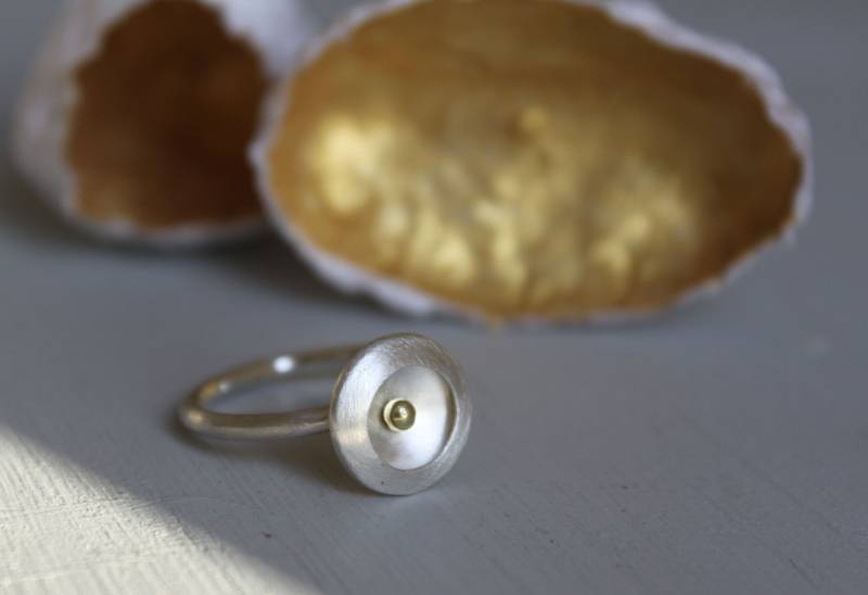 Silberring Mattiert Mit Linse Und Goldperle von Weserschmuck
