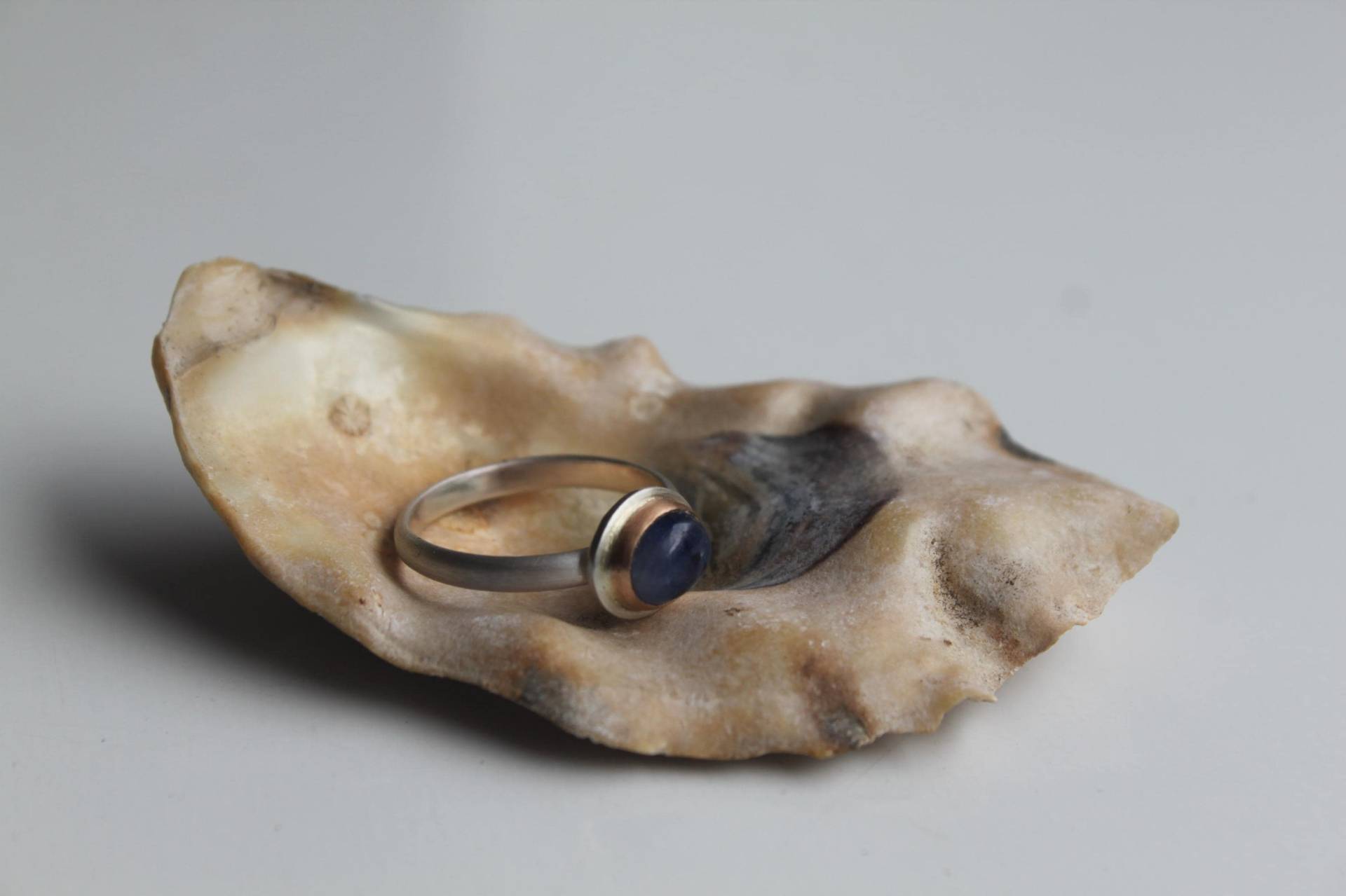 Silberring Mattiert Mit Saphir Oval in Rotgoldfassung | 750/ von Weserschmuck