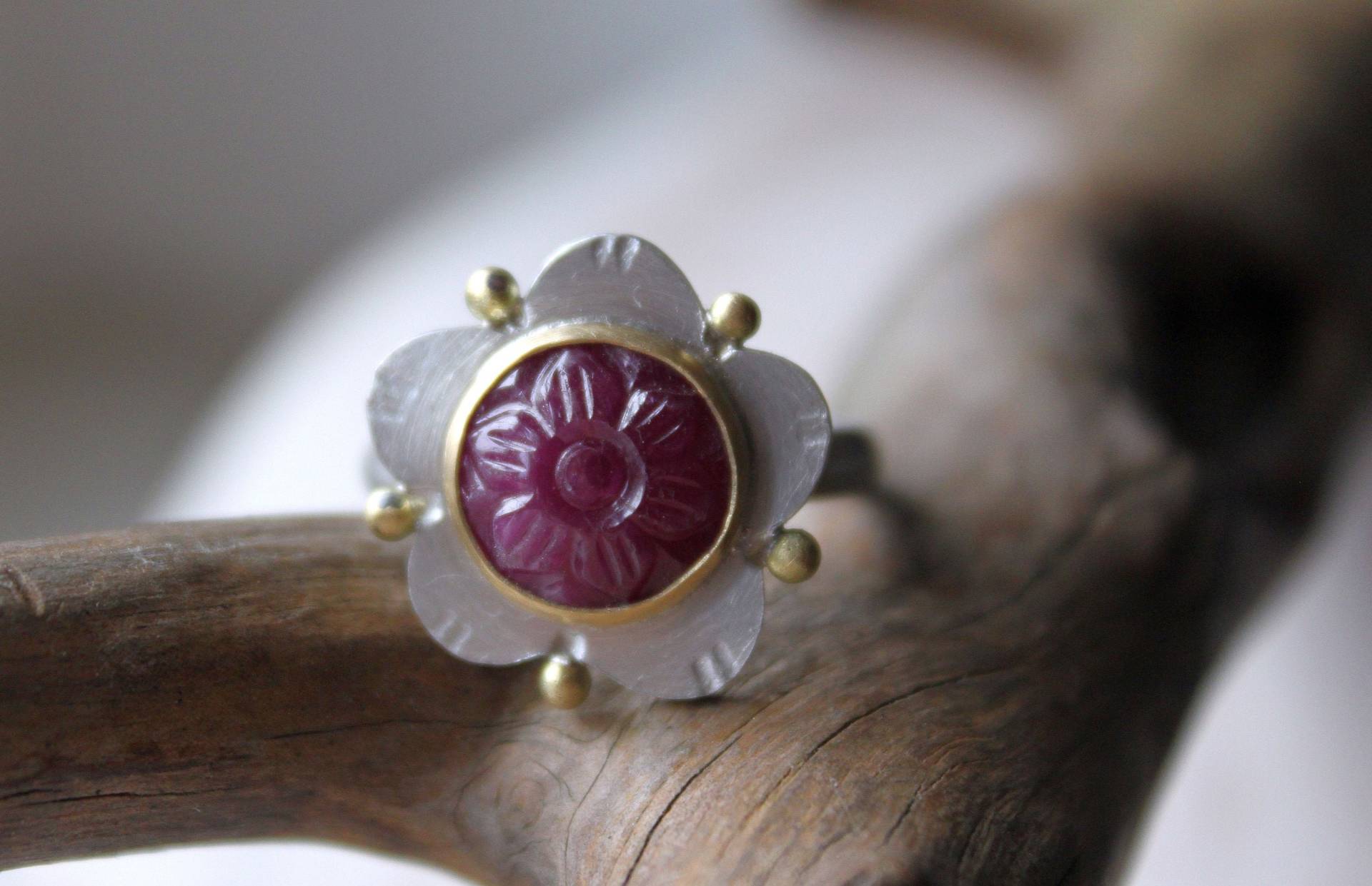Silberring Mit Geschnitztem Rubin in Goldfassung Goldperlen Silberring Mit Geschnitztem Rubin in Goldfassung Goldperlen von Weserschmuck