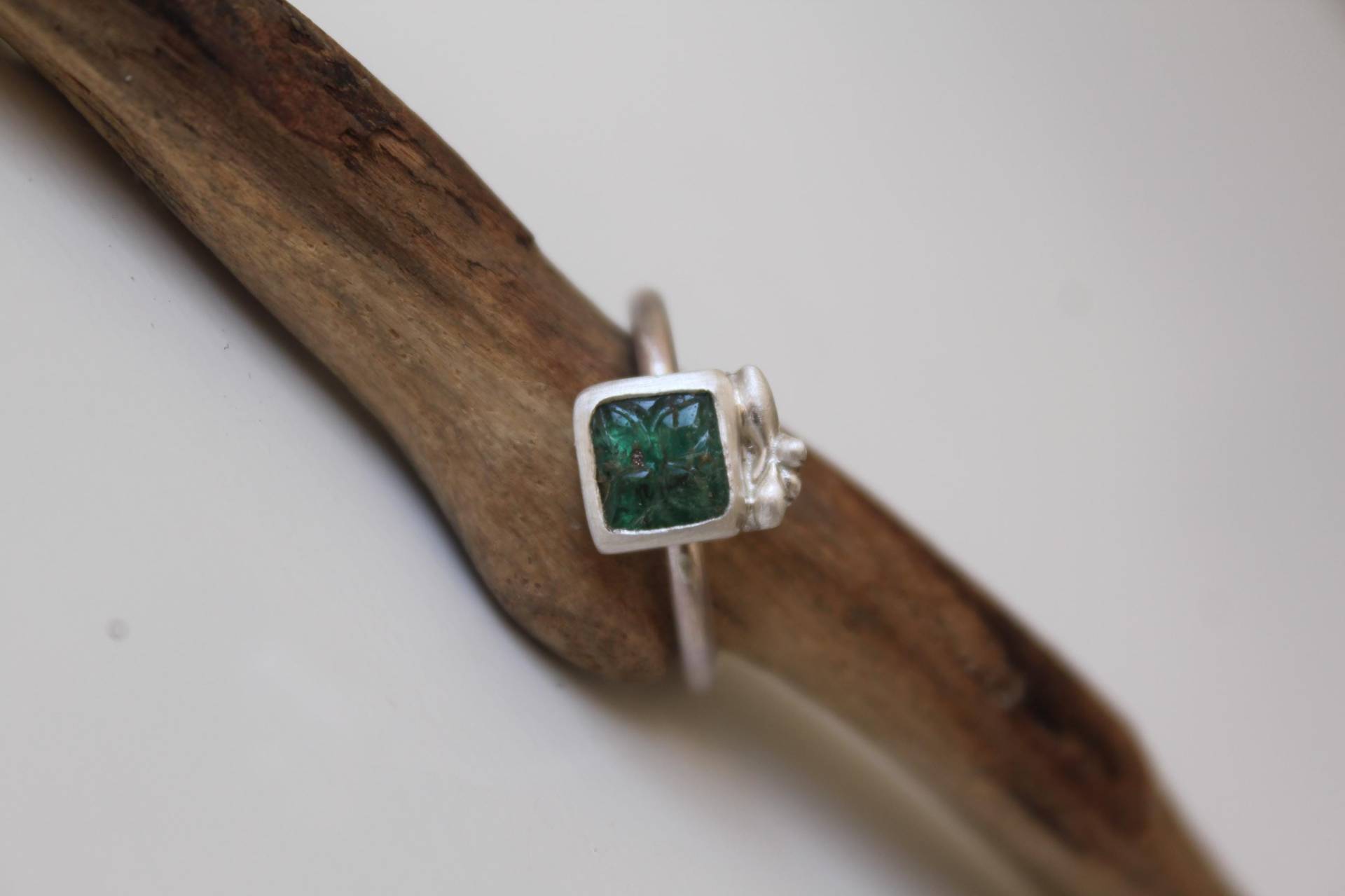 Silberring Mit Geschnitztem Smaragd Und Feinsilberverzierung Silberring Mit Geschnitztem Smaragd Und Feinsilberverzierung von Weserschmuck