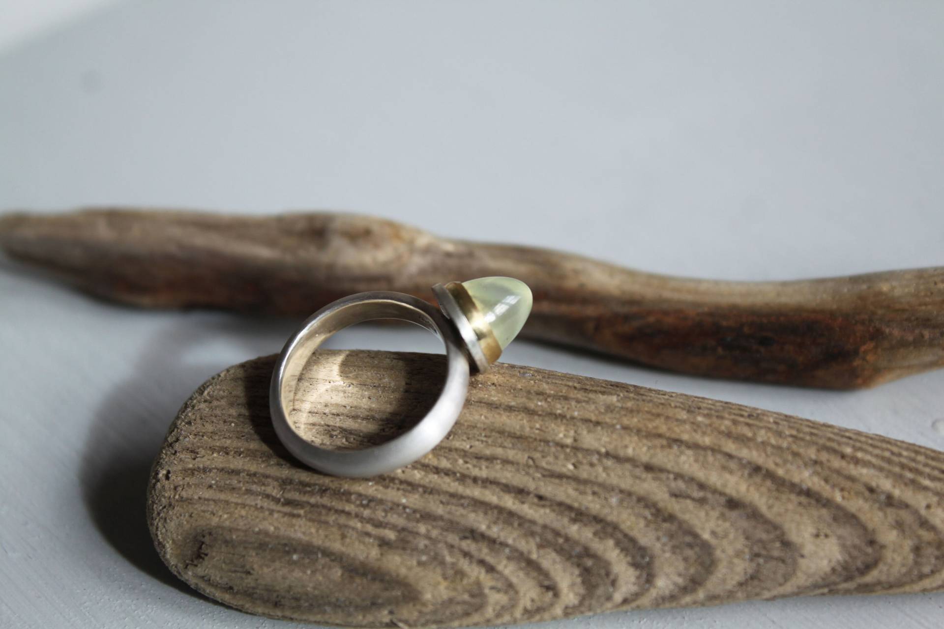 Silberring Satiniert Mit Kegelförmigem Prehnit in 750Er Goldfassung Silberring Satiniert Mit Kegelförmigem Prehnit in 750Er Goldfassung von Weserschmuck