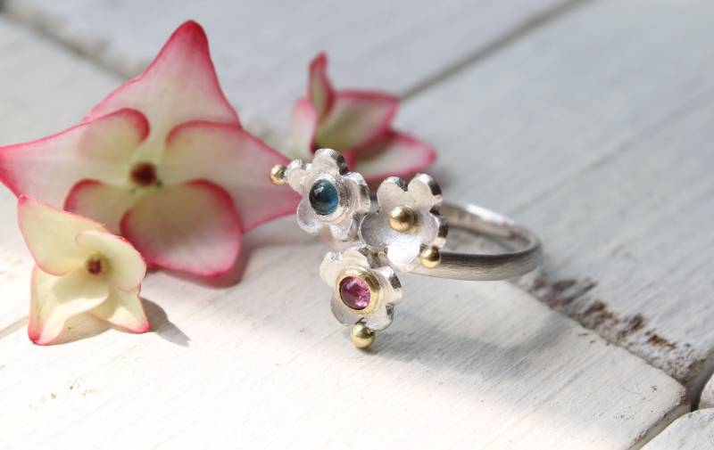 Verspielter Blütenring Aus Silber Mit Turmalin in Goldfassung, Topas Und Goldperlen von Weserschmuck
