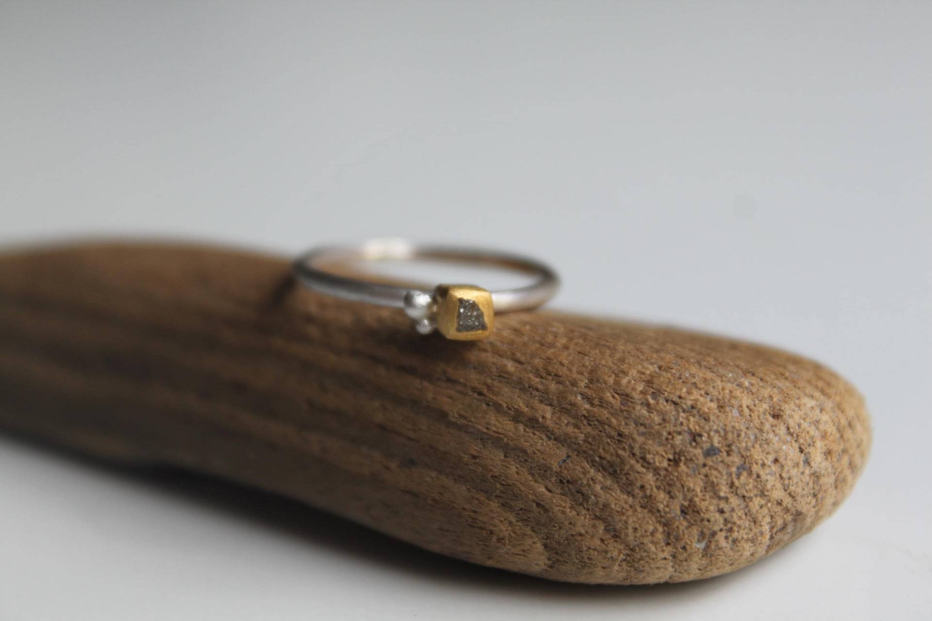 Zierlicher Diamantring, Rohdiamant in Feingold von Weserschmuck