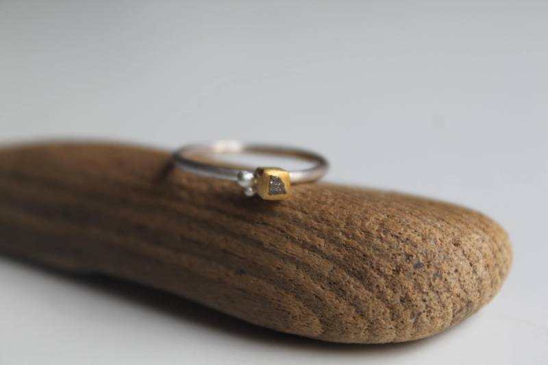 Zierlicher Diamantring, Rohdiamant in Feingold von Weserschmuck