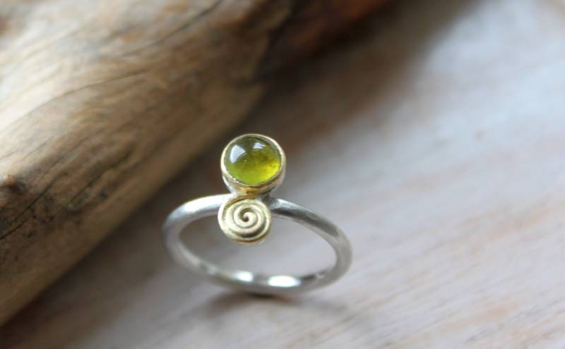 Zierlicher Ring Aus Silber Und Gold Mit Grünem Turmalin | Fair Trade Goldspirale von Weserschmuck