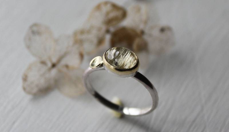 Zierlicher Silberring Mit Ovalem Rutilquarz in Massiver 750 Goldfassung Goldverzierung von Weserschmuck