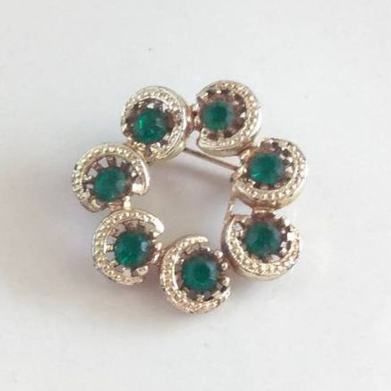 Vintage Grün Strass Kreis Brosche Pin Kostüm Schmuck Gold Ton Mai Birthstone Infinity Feminine Symbol Mutter Erde von West23rdShoppe