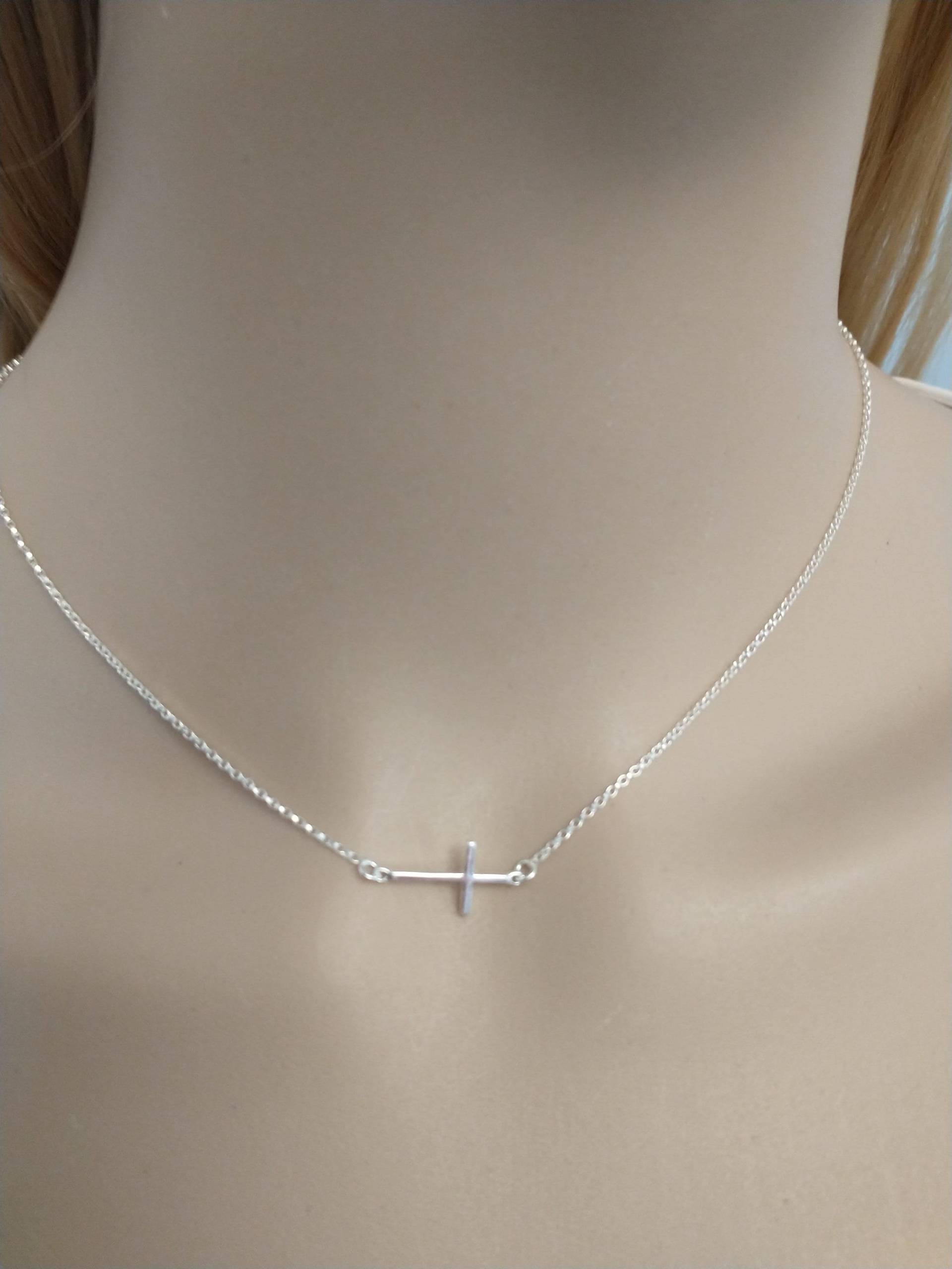 925 Solid Sterling Silber Seitlich Kreuz Halskette - Zierliche Minimalist Schmuck Religiöses Christliches Geschenk 925 Solid Sterling Silber Seitlich Kreuz Halskette - Zierliche Minimalist Schmuck Religiöses Christliches Geschenk von West9th