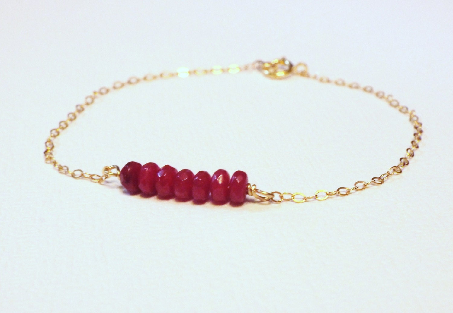 Rubin-Rote Jade Armband Zierliches 14K Gold Fill Edelstein Armband Rubin-Rote Jade Armband Zierliches 14K Gold Fill Edelstein Armband von West9th