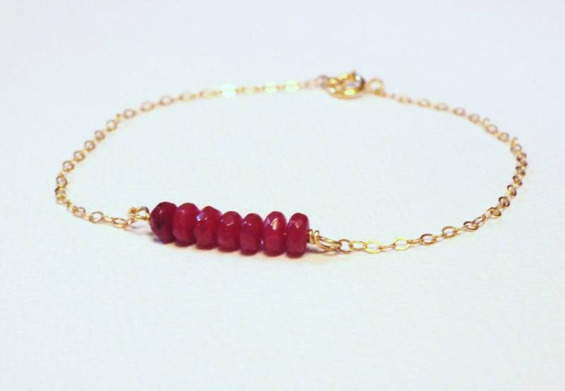 Rubin-Rote Jade Armband Zierliches 14K Gold Fill Edelstein Armband Rubin-Rote Jade Armband Zierliches 14K Gold Fill Edelstein Armband von West9th