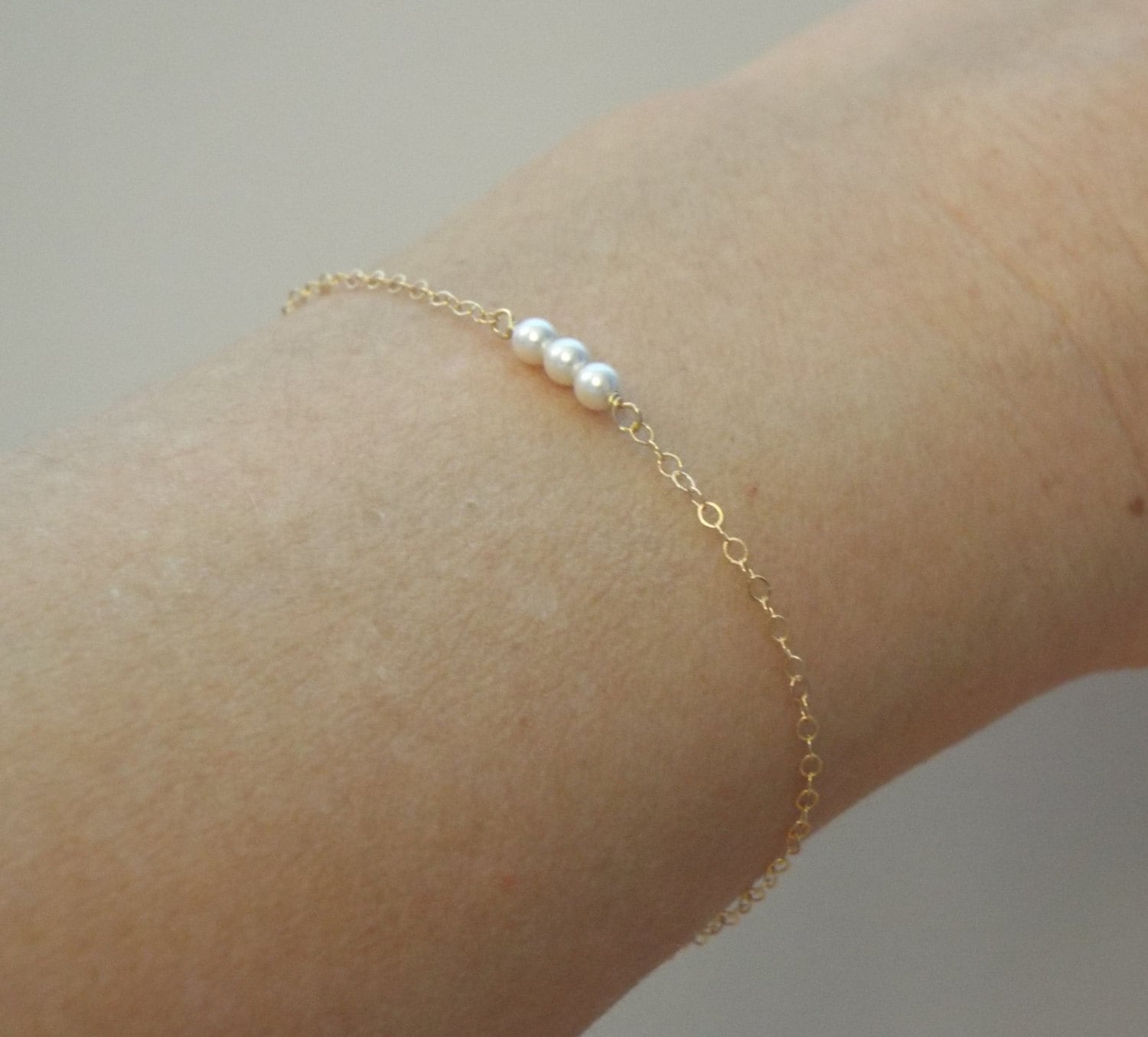 Winzige Drei Perlen Armband, Sterling Silber, Gold Fill, Rosegold Dünne Brautjungfern, Blumenmädchen, Braut, Winzige Kleine Winzige Drei Perlen Armband, Sterling Silber, Gold Fill, Rosegold Dünne Brautjungfern, Blumenmädchen, Braut, Winzige Kleine von West9th