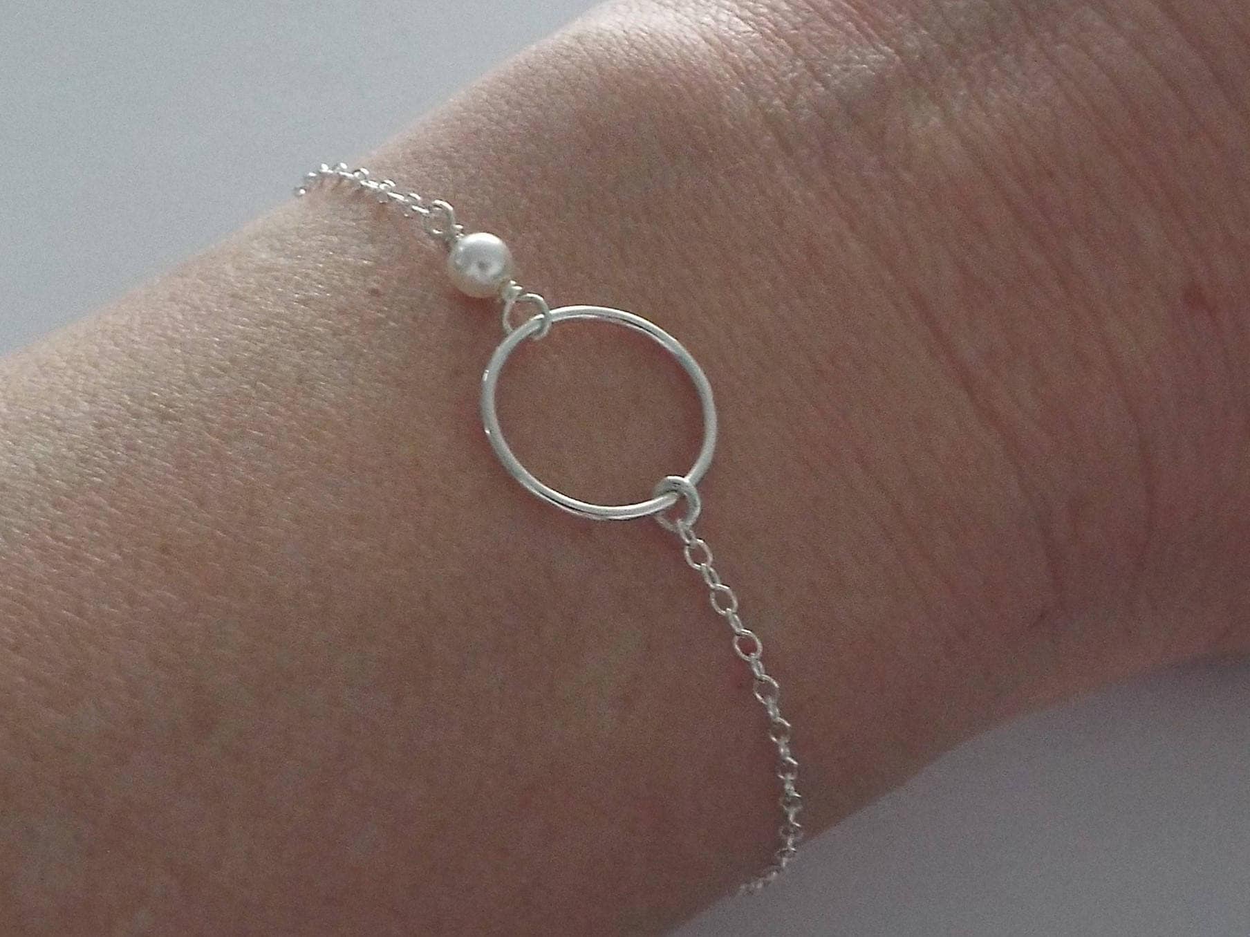 sterling Silber Karma Kreis Armband Mit Perle Zierliches Eternity Schmuck sterling Silber Karma Kreis Armband Mit Perle Zierliches Eternity Schmuck von West9th