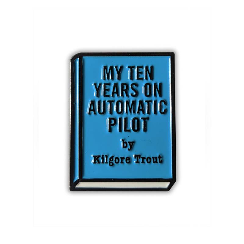 "My Ten Year On Automatic Pilot By Kilgore Trout" Emaille Pin, Kurt Vonnegut, Timequake, Frühstück Der Champs, Slaughterhouse Five von WestAndGeneral
