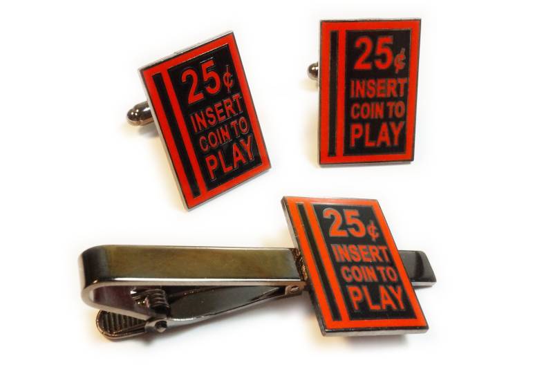 Viertel Slot 25 Cent Einsatz Zum Spielen Arcade Tie Bar Clip & Manschettenknöpfe Set von WestCoastPins