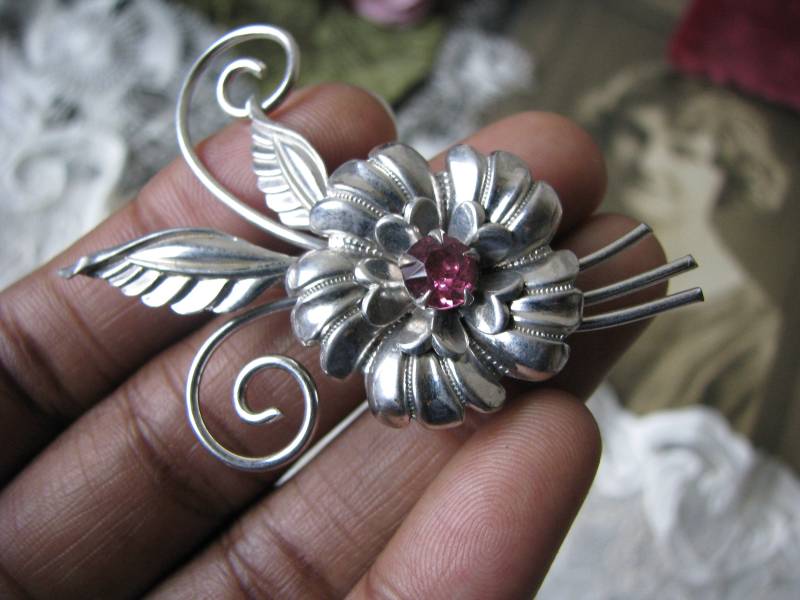 1930Er Jahre Fower Brosche, Art Deco Blumen Strass Rhodium Teller Vintage Brosche 1930Er Jahre Fower Brosche, Art Deco Blumen Strass Rhodium Teller Vintage Brosche von WestEndMarket