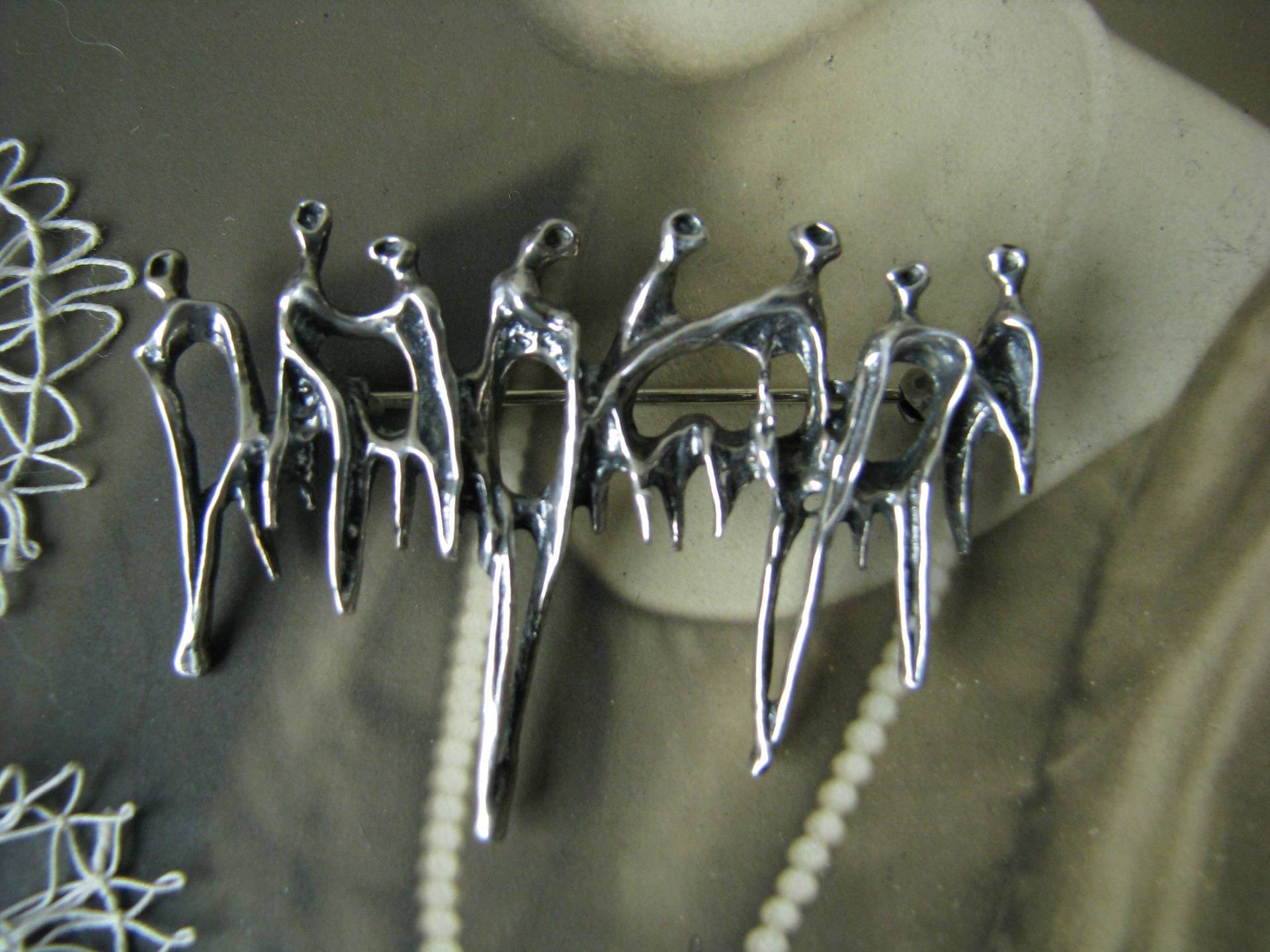 Aharon Bezalel Sterling Silber Brutalist Brosche, Crowd Of People Skulptur Pin, Modernist Pin Aharon Bezalel Sterling Silber Brutalist Brosche, Crowd Of People Skulptur Pin, Modernist Pin von WestEndMarket