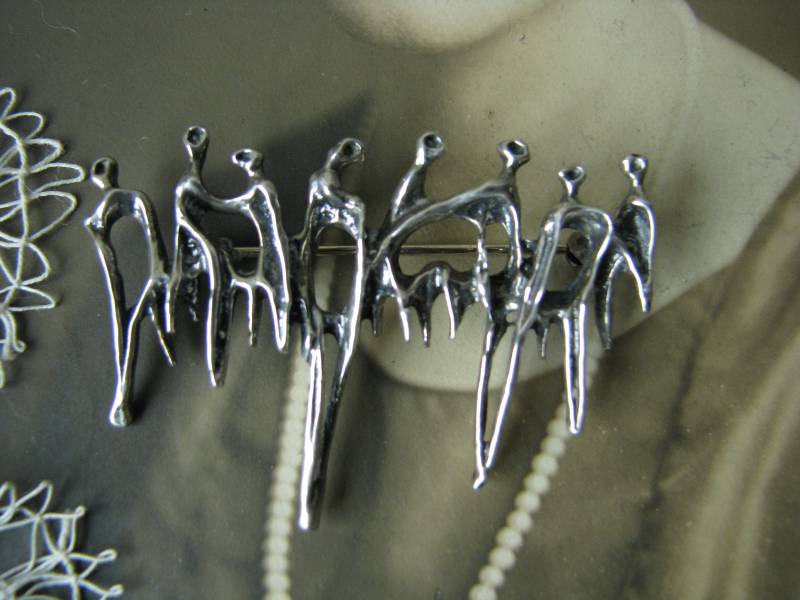 Aharon Bezalel Sterling Silber Brutalist Brosche, Crowd Of People Skulptur Pin, Modernist Pin von WestEndMarket