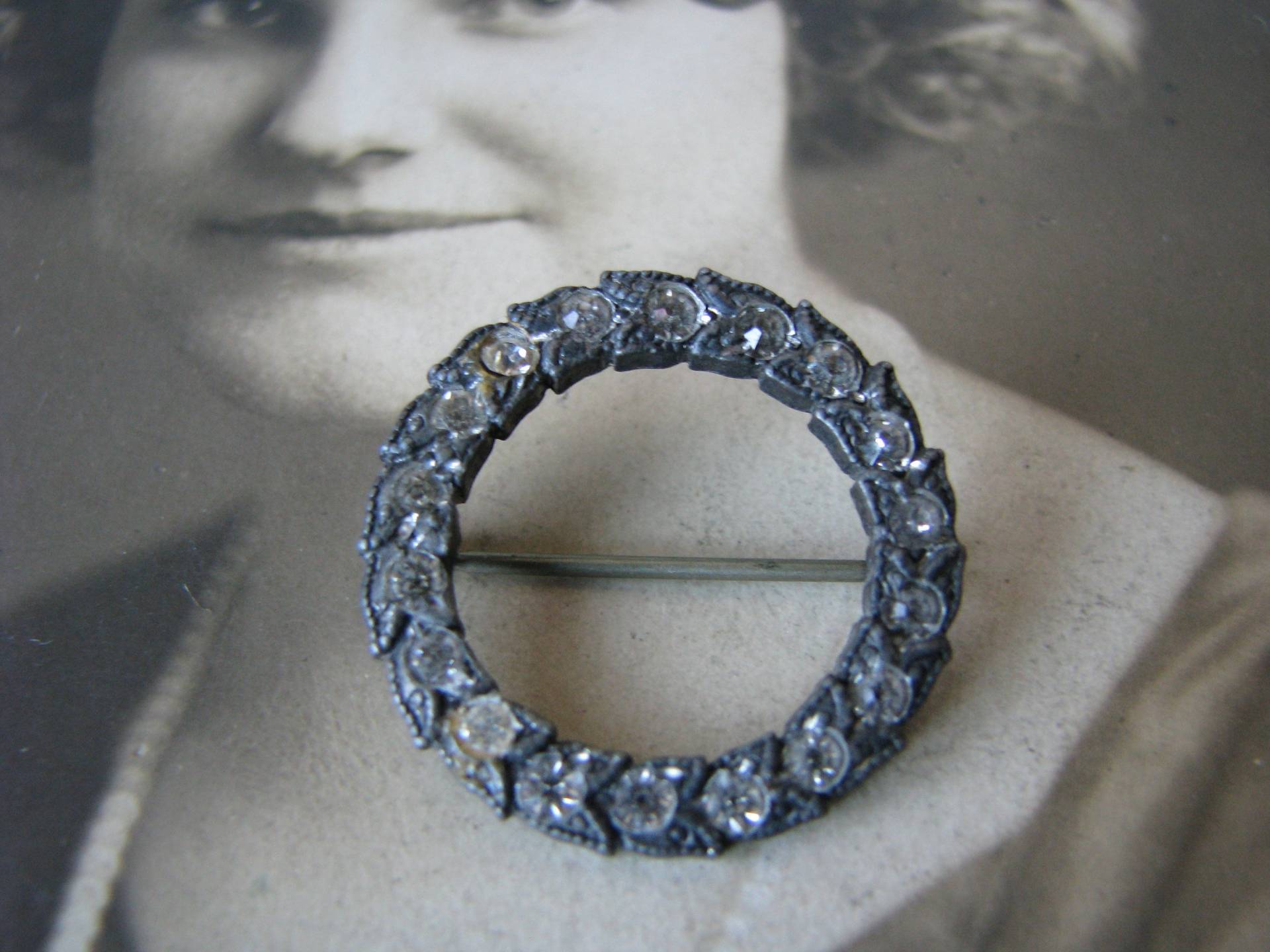 Antike Paste Brosche, Antik Topf Metall Kranz Hochzeit Braut Etwas Altes Antike Paste Brosche, Antik Topf Metall Kranz Hochzeit Braut Etwas Altes von WestEndMarket