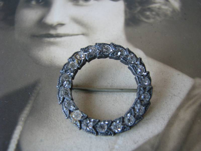 Antike Paste Brosche, Antik Topf Metall Kranz Hochzeit Braut Etwas Altes Antike Paste Brosche, Antik Topf Metall Kranz Hochzeit Braut Etwas Altes von WestEndMarket