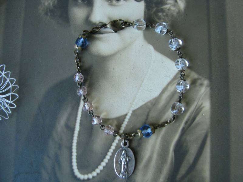 Antikes Rosenkranz Armband, Handgemachtes Assemblage Upcycling Recyceltes Perlen von WestEndMarket