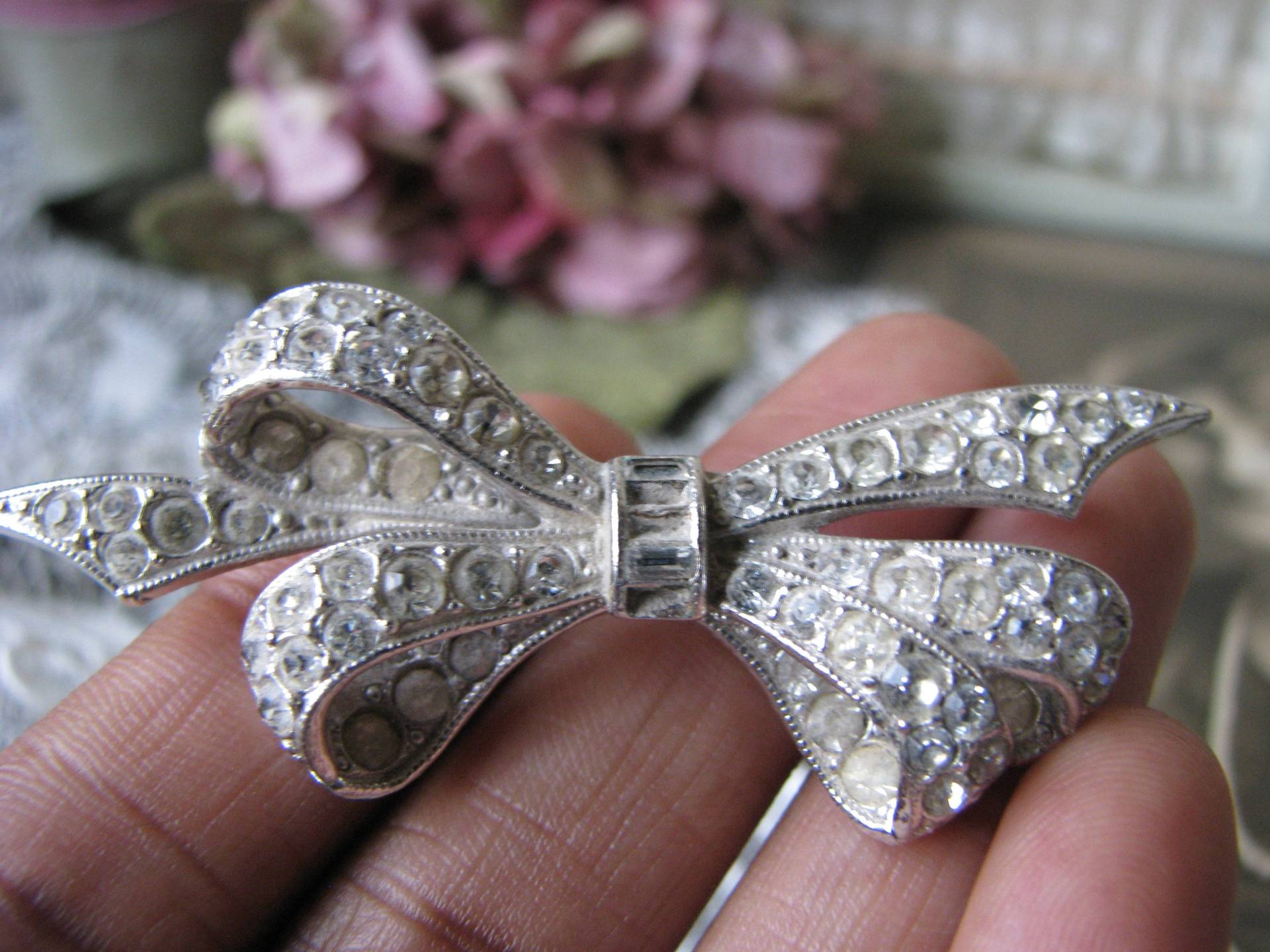 Art Deco Paste Brosche, 1930Er Jahre Topf Metall Vintage Schleife Anstecknadel Art Deco Paste Brosche, 1930Er Jahre Topf Metall Vintage Schleife Anstecknadel von WestEndMarket