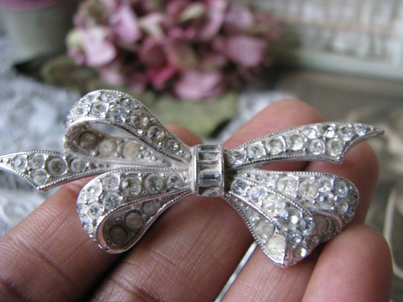 Art Deco Paste Brosche, 1930Er Jahre Topf Metall Vintage Schleife Anstecknadel Art Deco Paste Brosche, 1930Er Jahre Topf Metall Vintage Schleife Anstecknadel von WestEndMarket