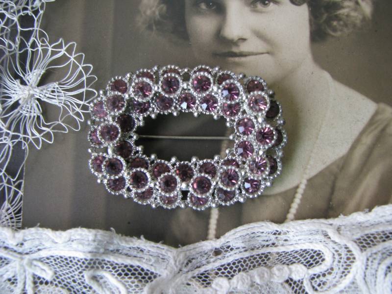 Art Deco Paste Brosche, Topf Metall Lila 1930Er Jahre Hochzeit Braut Geschenke Für Bräute Art Deco Paste Brosche, Topf Metall Lila 1930Er Jahre Hochzeit Braut Geschenke Für Bräute von WestEndMarket