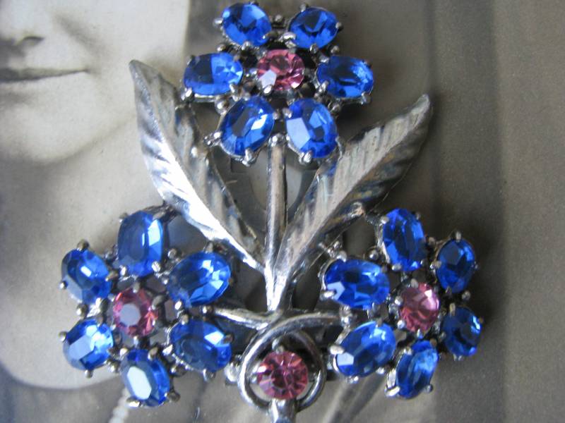 Art Deco Paste Kleid Clip, Topf Metall Blumen Blaue Pin, Clip von WestEndMarket