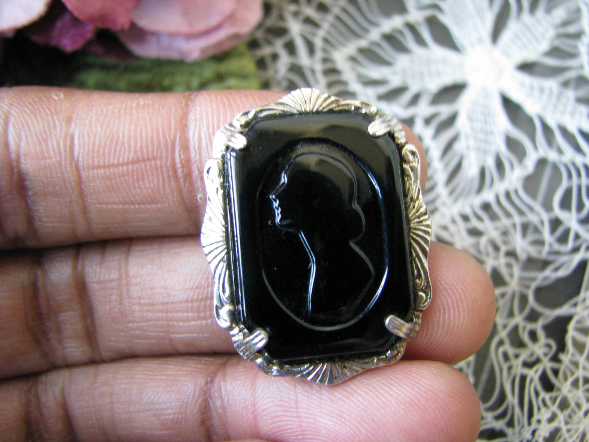Trauer Cameo, Art Deco Cameo Brosche, Schwarzes Glas Gothic Black Victorian Revival von WestEndMarket