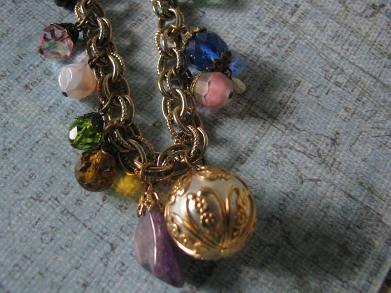 Verstelltes Ooak Charm Armband Vintage Perlen Kugeln Upcycled Assemblage Repurposed Recycled von WestEndMarket