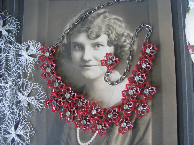 Vintage Blumen Halskette, Metall Celluloid Blume Strass Rote Halskette von WestEndMarket