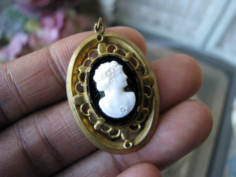 Vintage Celluloid Anhänger, Schwarze & Weiße Kamee Halskette, Gothic Braut 1940Er Halskette von WestEndMarket