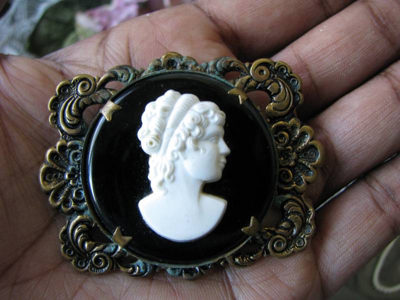 Vintage Celluloid Brosche, Schwarz Weiß Kamee Gothic Braut 1940Er Brosche von WestEndMarket