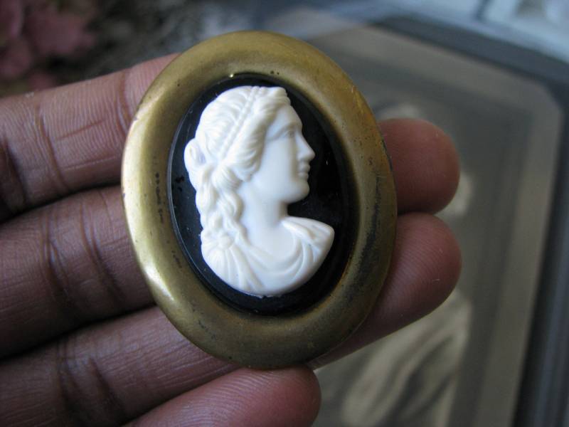 Vintage Celluloid Brosche, Schwarz Weiß Kamee Gothic Braut 1940Er Brosche von WestEndMarket