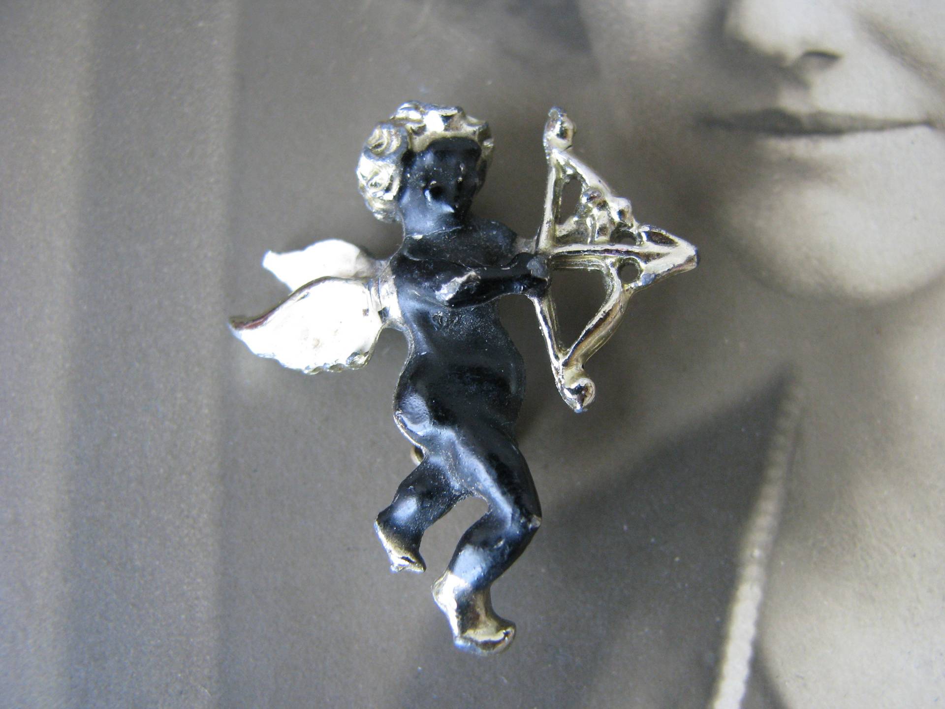 Vintage Cherub Brosche, Schwarze 50Er Jahre Brosche Vintage Cherub Brosche, Schwarze 50Er Jahre Brosche von WestEndMarket
