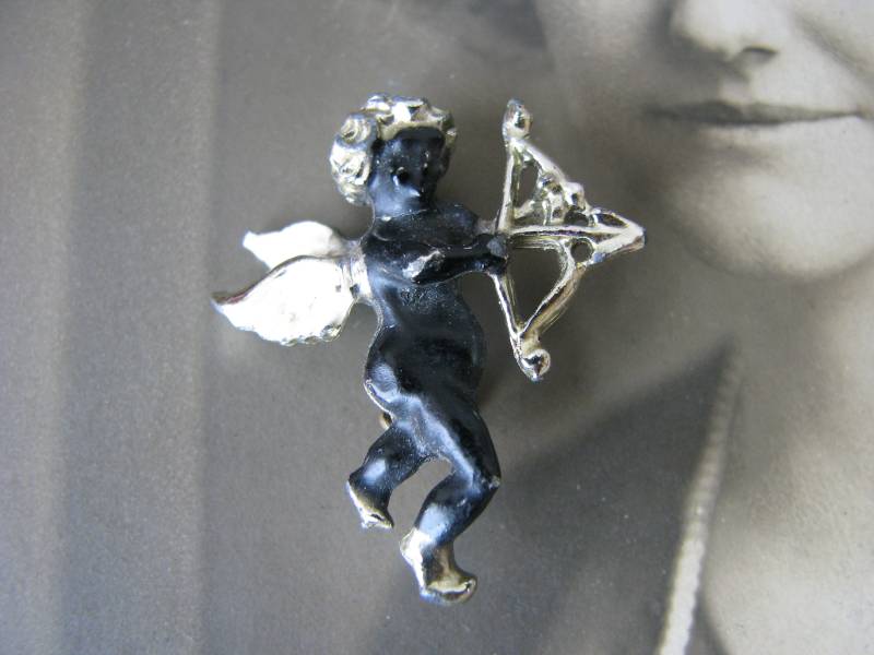 Vintage Cherub Brosche, Schwarze 50Er Jahre Brosche Vintage Cherub Brosche, Schwarze 50Er Jahre Brosche von WestEndMarket