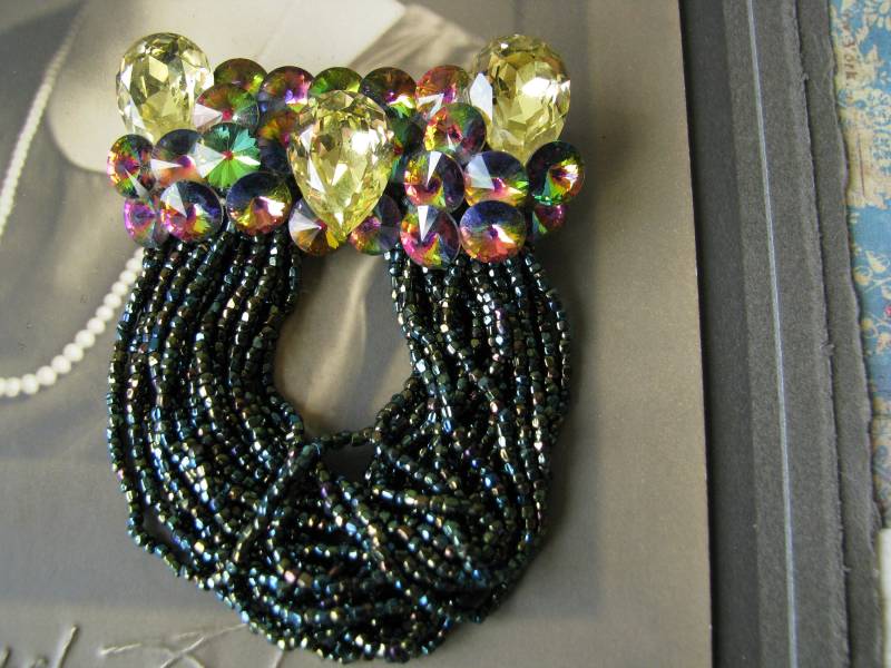 Vintage Handperlen Und Assemblage Brosche, Handgemachte Strass Perlen Brosche von WestEndMarket