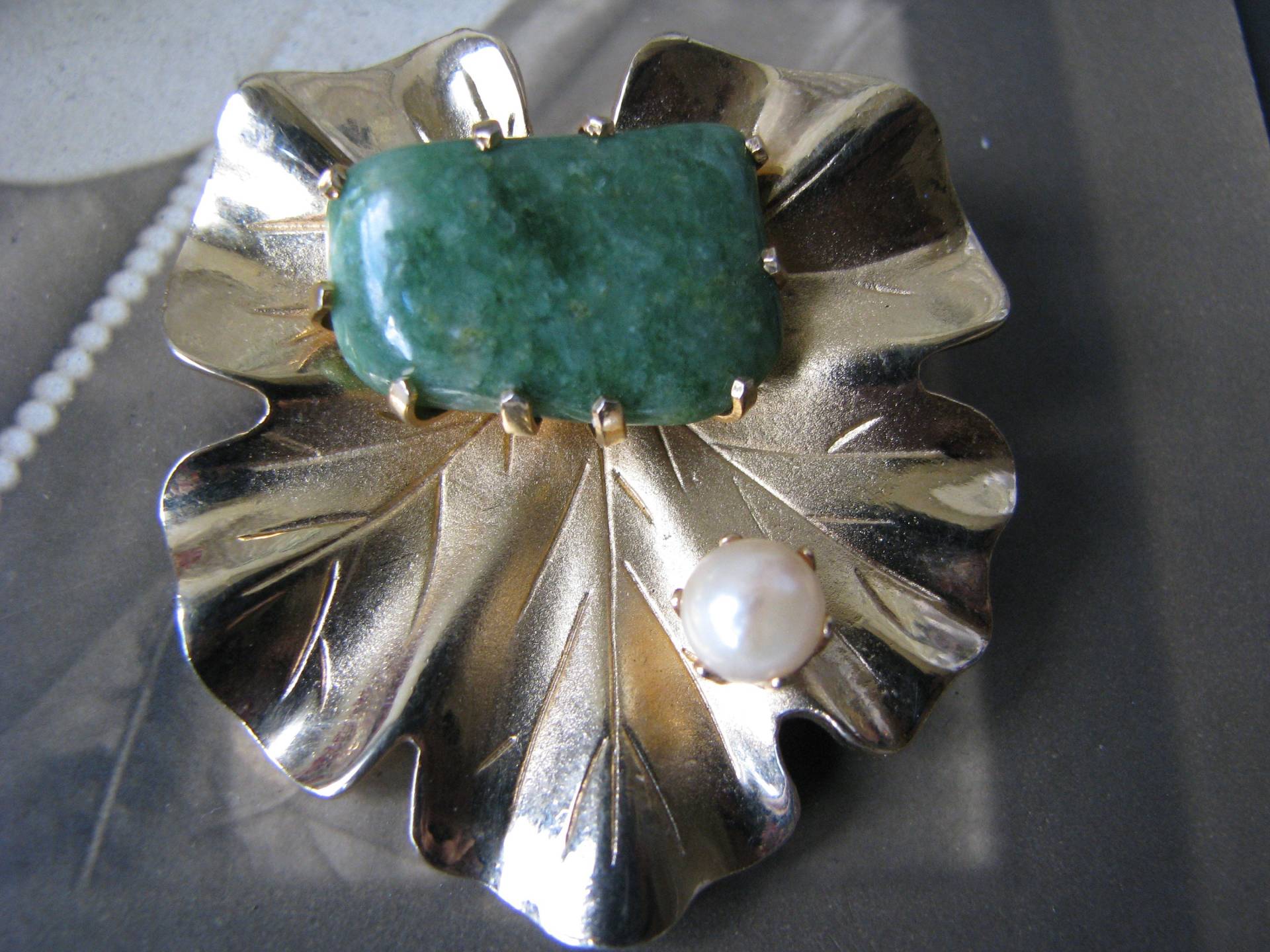 Vintage Jade Brosche, Perlen Zuchtperlen Pin, Blatt & Und Pin Vintage Jade Brosche, Perlen Zuchtperlen Pin, Blatt & Und Pin von WestEndMarket